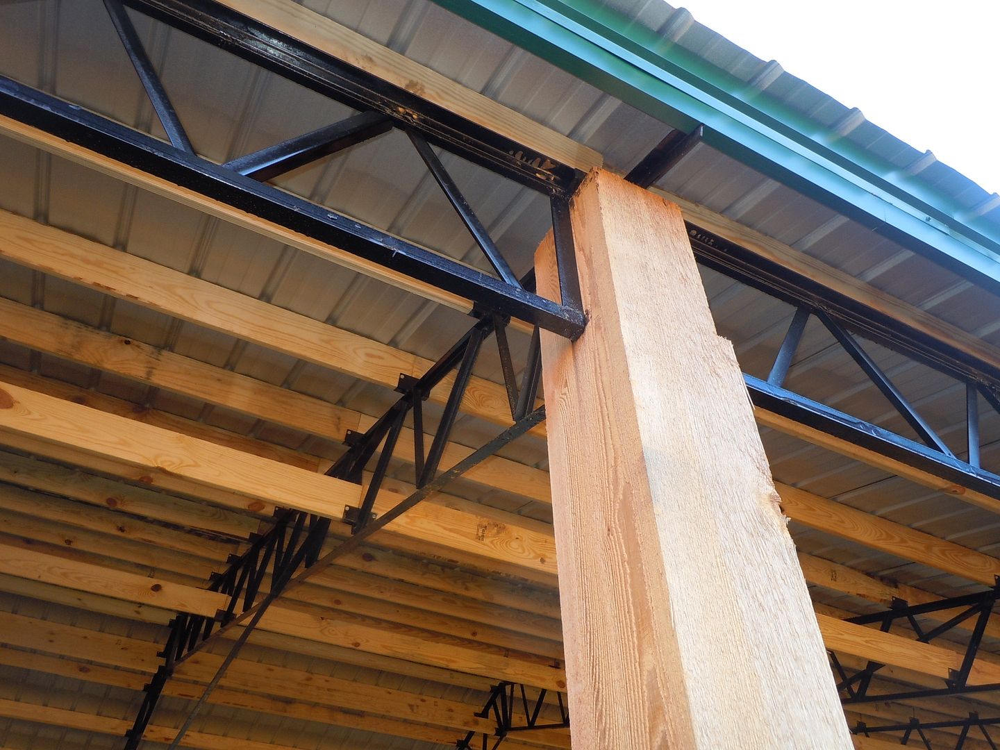 40x80steeltrusspolebarnkitwithbarjoist20.jpg Photo by Armour_Metals